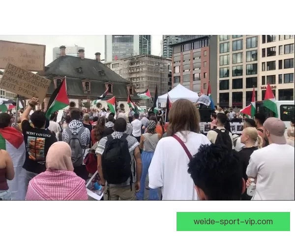 艾维街头演讲引关注 手持麦克风与路人分享独到见解与生活感悟 艾维街头演讲引关注 手持麦克风与路人分享独到见解与生活感悟