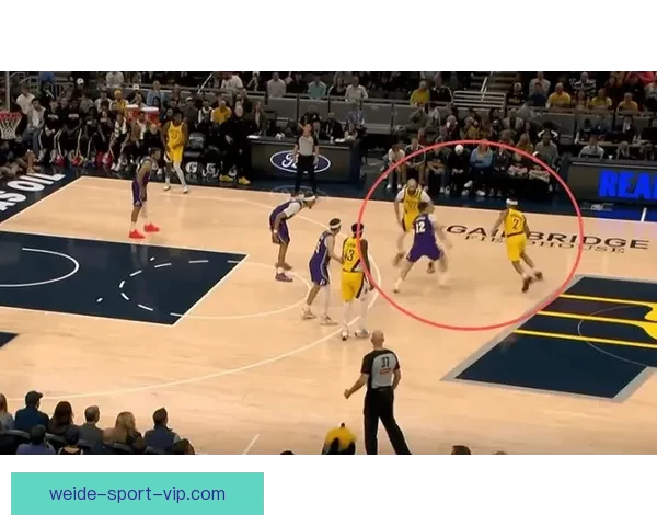 小内姆布哈德球鞋被踩掉后迅速捡起举起干扰投篮遭判技术犯规